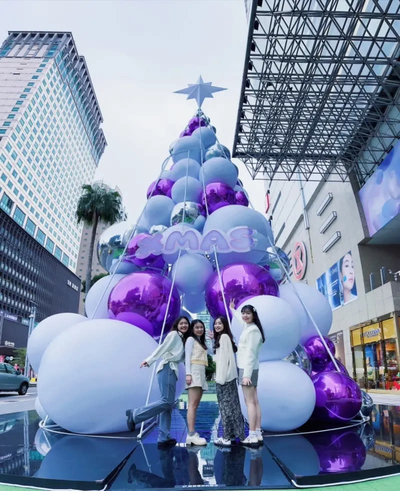 ▲廣三SOGO百貨歲末揮出三強棒，其一是打造「紫耀聖誕─魔幻耶誕樹」，白紫交疊的耶誕樹亮眼引人，是拍照打卡熱點。（圖／廣三SOGO提供）