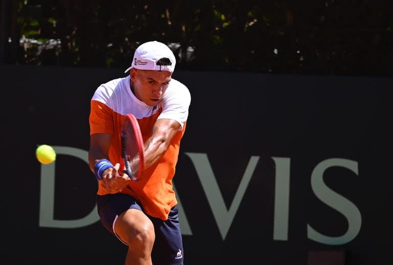 Sebastián Báez, uno de los singlistas del equipo argentino de Copa Davis para la serie contra Kazajistán, durante el primer ensayo en el Jockey Club Rosario