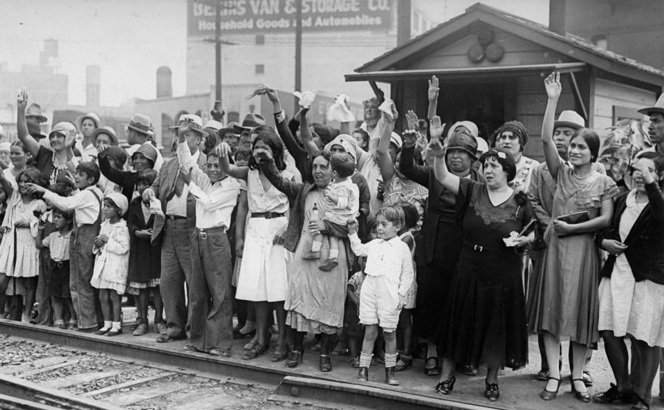 Familiares y amigos despiden en Los Ángeles a cerca de 1,500 mexicanos que fueron expulsados del país y repatriados en un tren a México en 1931. (NY Daily News / Getty Images)