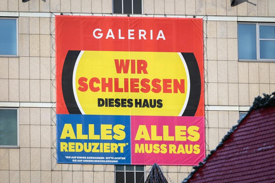 Plakat an einer Galeria-Filiale in Halle. Das Kaufhaus schloss zu Ende 2022. - Copyright: picture alliance/dpa | Heiko Rebsch