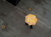 Ein Fußgänger läuft mit einem Regenschirm durch die Innenstadt in Boston, Massachusetts. (Bild: CJ Gunther/EPA)