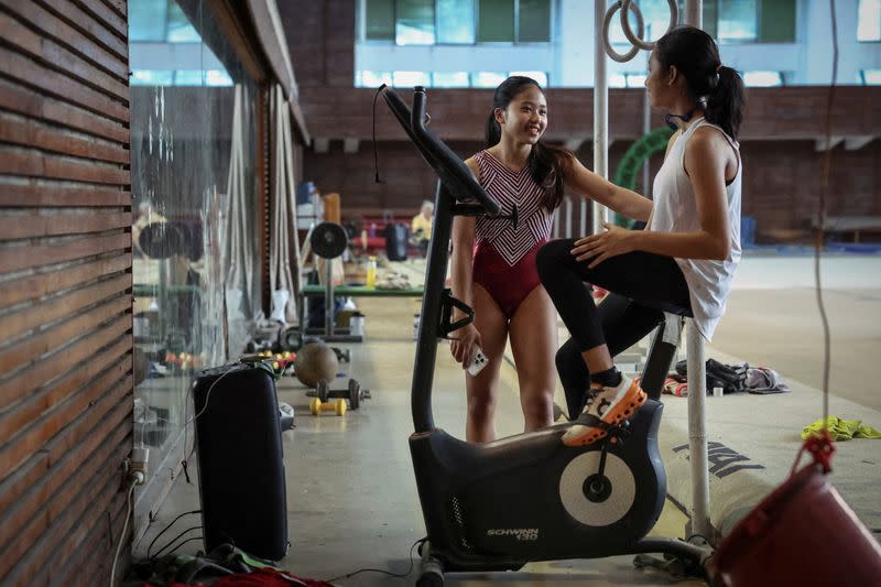 Rifda Irfanaluthfi (izq.), de 24 años, habla con su amiga Alya Kiandra, de 17, antes de una sesión de entrenamiento en un gimnasio de Yakarta