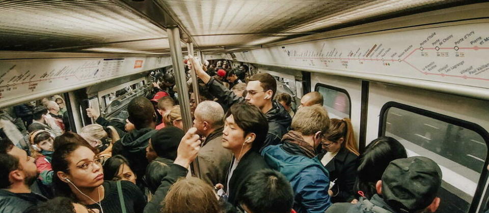 Une rame du métro parisien bondée, le 13 octobre 2022.   - Credit:PATRICK COCKPIT / Hans Lucas via AFP