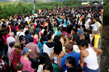 People cross over the Simon Bolivar international bridge to Colombia to take advantage of the temporary border opening in San Antonio del Tachira, Venezuela, July 17, 2016. REUTERS/Carlos Eduardo Ramirez