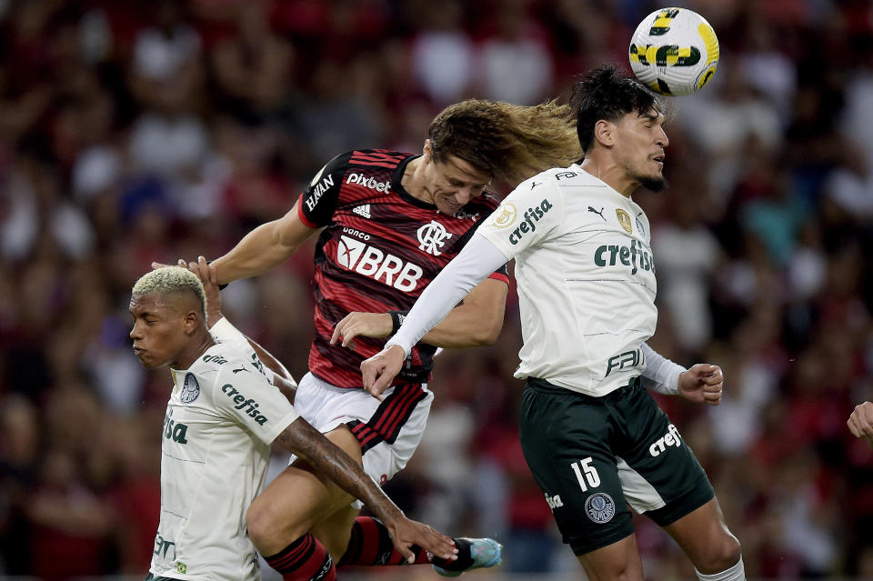 RIO DE JANEIRO, BRAZIL - APRIL 20: Willian Arao (M) of Flamengo fights for the ball with Gustavo Gomez and (L) Danilo of Palmeiras during the match between Flamengo and Palmeiras as part of Brasileirao Series A 2022 at Maracana Stadium on April 20, 2022 in Rio de Janeiro, Brazil. (Photo by Alexandre Loureiro/Getty Images)