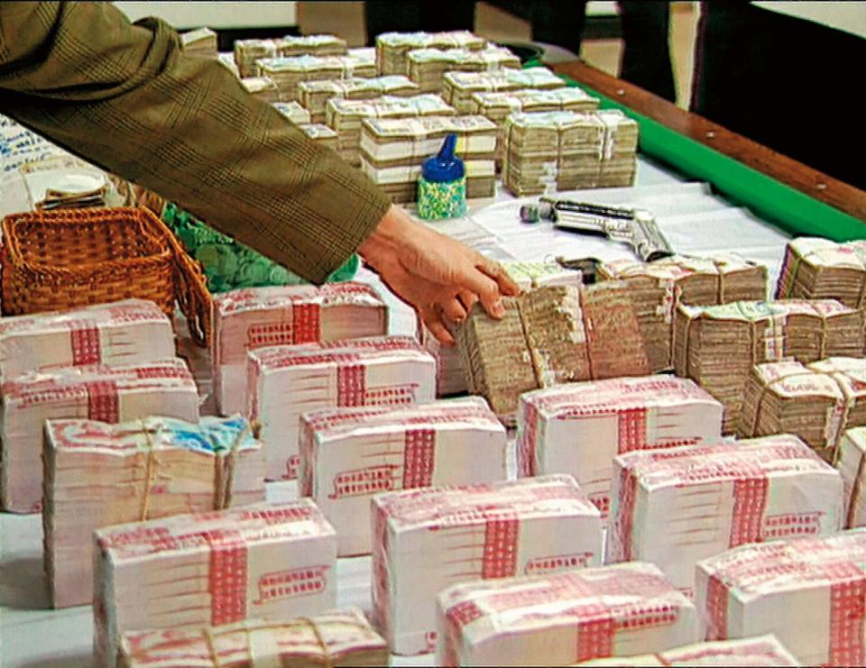 警方在林進發租屋處，搜出上千萬元鈔票。（東森新聞提供）