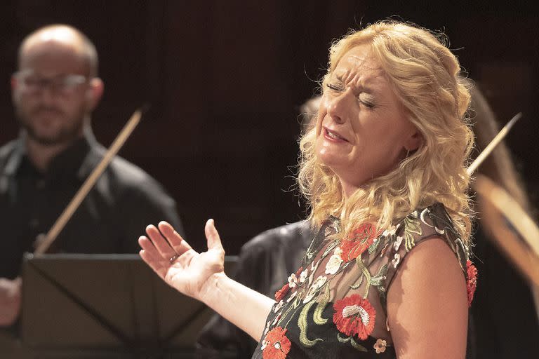 La mezzosoprano Magdalena Kožená junto a la Orquesta Barroca de Venecia en el escenario del Colón