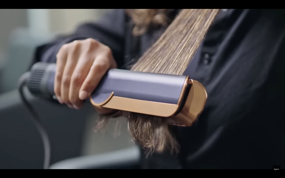 Dyson Airstrait全新氣流直髮器既是風筒又是直髮夾！毋須加熱面板減低熱力傷髮絲，直接弄出順滑直髮造型