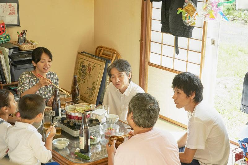 吉岡秀隆（右三）本想偷偷和兒子吃壽喜燒，卻引來松山研一（右一）等「牟呼栗多社區」居民闖入共食。（政駒實業提供）