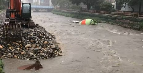 一輛水泥攪拌車短短幾秒就遭滅頂。（圖／東森新聞）