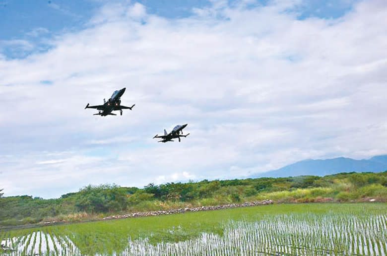 台灣：台軍戰機掛彈飛行。