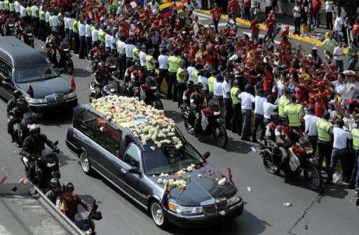 Unter der Anteilnahme hunderttausender Venezolaner ist der Leichnam von Staatschef Hugo Chávez zu seiner vorläufigen Ruhestätte gebracht worden. Anhänger des "Comandante" säumten die Strecke zu dem Militärmuseum in Caracas, in dem der Sarg des langjährigen Staatschefs aufgebahrt ist