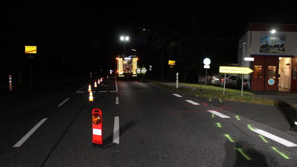 Das Wrack des Unfallwagens an einer Ecke des Feuerwehrgerätehauses in Weyerbusch. Foto: Polizei Altenkirchen