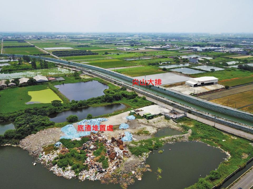 底渣堆置處離口湖取水養魚的尖山大排很近，一旦下雨，底渣內殘留物質便會滲進土裡造成汙染。