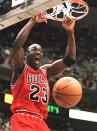 Curiosamente, de toda su fortuna Jordan <em>solo</em> ganó 90 millones de dólares por sus contratos como jugador de la NBA. La mayoría (63 millones), durante sus dos últimas temporadas con los Chicago Bulls. (Foto: Jeff Hayness / AFP / Getty Images).