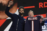 El quarterback Caleb Williams celebra con el comisionado de la NFL Roger Goodell tras ser elegido por los Bears de Chicago con la primera selección del Draft el jueves 25 de abril del 2024. (AP Foto/Jeff Roberson)