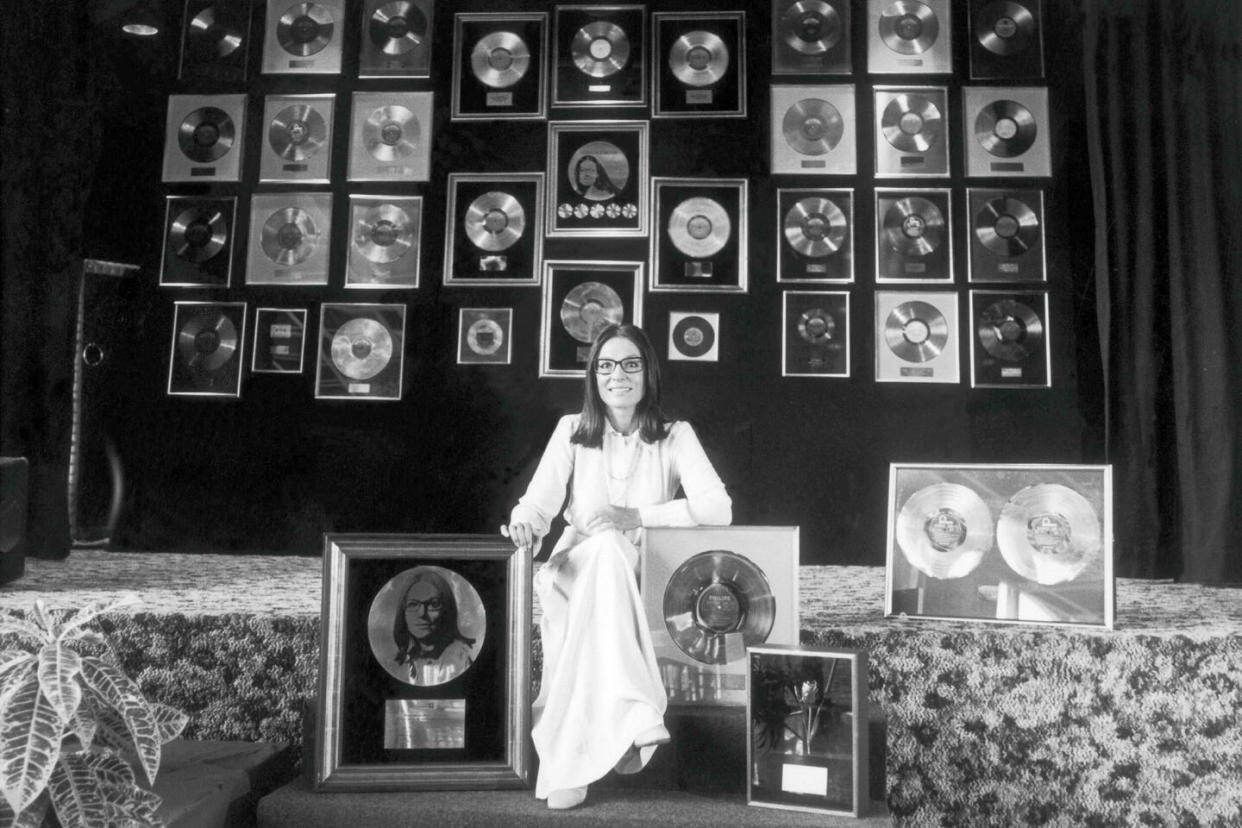 En 1975, Nana Mouskouri pose au milieu des trente-cinq disques d’or qu’elle a reçus.  - Credit:KEYSTONE-FRANCE / GAMMA-RAPHO / KEYSTONE-FRANCE