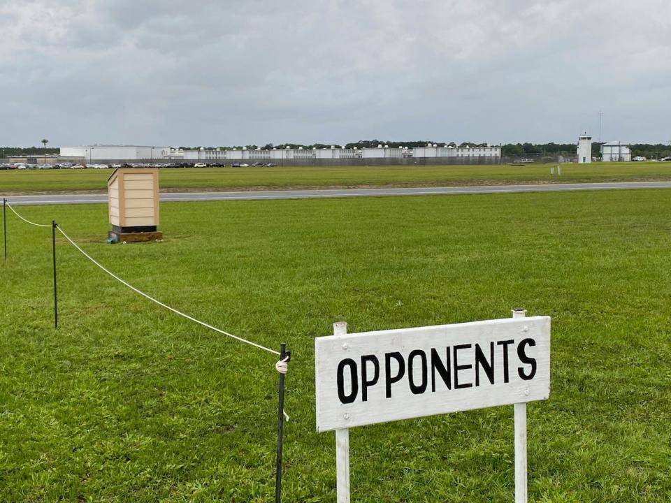 Two hours before the execution of Duane Owen and with thunderstorms near, the area designated for protesters was empty.