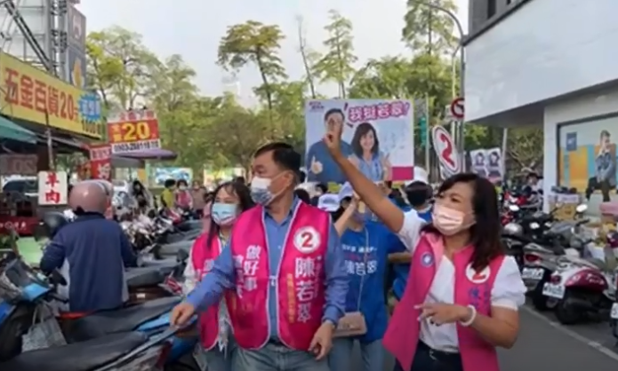 前高雄市副市長李四川專程南下陪同市議員陳若翠到仁德市場拜票，接著車隊掃街，受到大批粉絲的熱烈擁護與支持。（記者吳文欽攝）