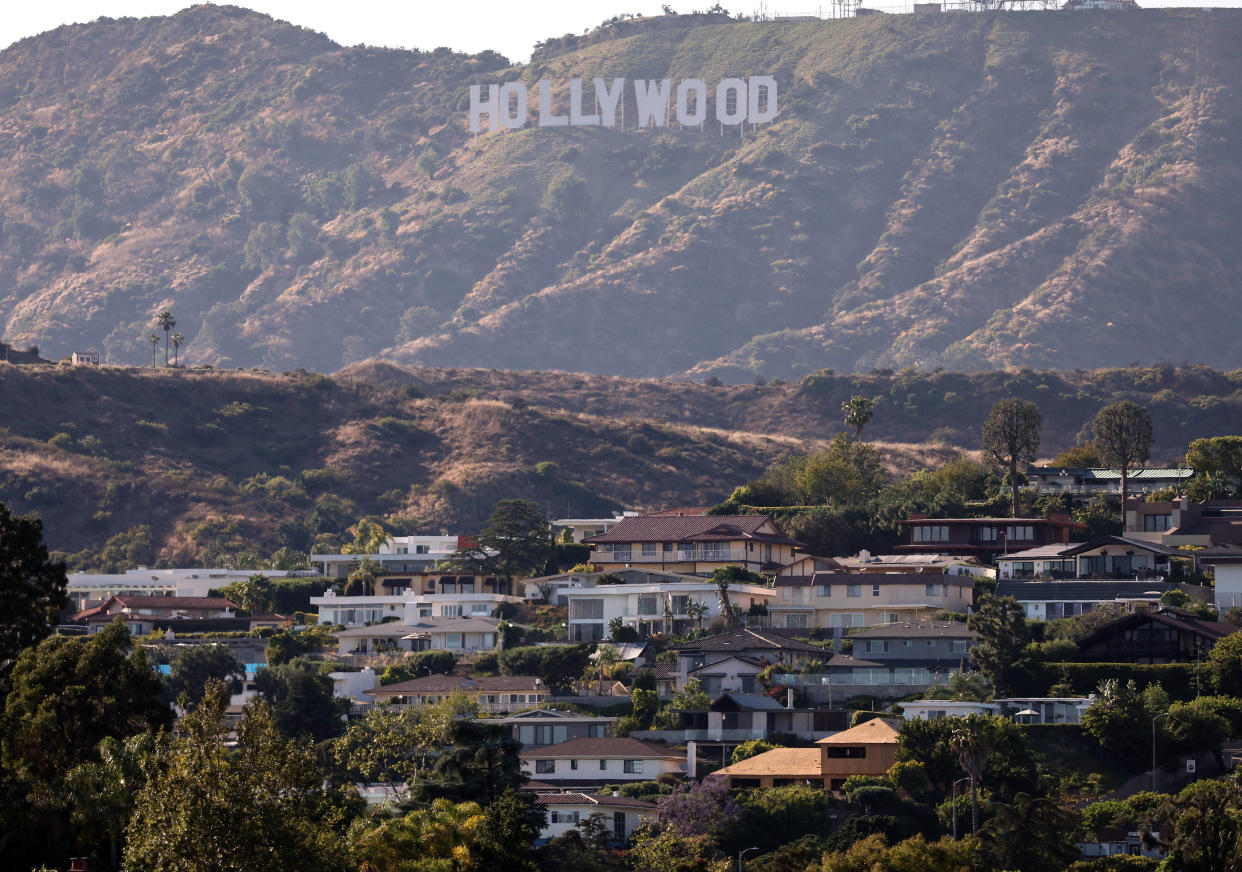 L’horizon s’assombrit pour l’industrie hollywoodienne, prise dans la grève des scénaristes et des acteurs américains, plongeant la production des séries et films dans l’attente d’une décision. 