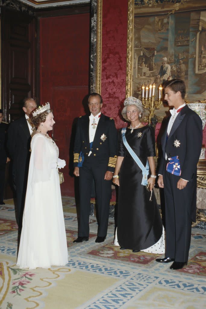 <p>Durante la visita de la reina Isabel II a España, en 1988, Sofía de Grecia eligió un <strong>vestido de Valentino. </strong>En esta ocasión, se trató de uno en <strong>color negro satinado</strong>, al que<strong> le añadió las mangas.</strong> El vestido lo completaba un <strong>cola blanca de lunares negros </strong>que empezaba en la espalda.</p>