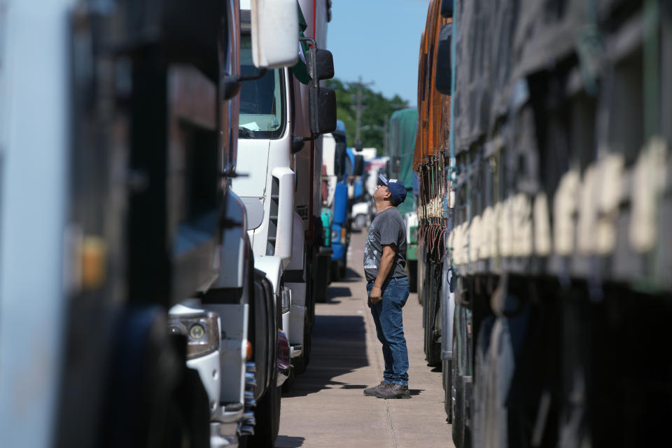 Un conductor de camión permanece entre una caravana de camioneros que pide la liberación del detenido líder de la oposición y gobernador de Santa Cruz, Luis Fernando Camacho, en Santa Cruz, Bolivia, el jueves 5 de enero de 2023. La fiscalía envió el 29 de diciembre de 2022 a Camacho a prisión preventiva por cuatro meses mientras enfrenta cargos por terrorismo. (AP Foto/Juan Karita)