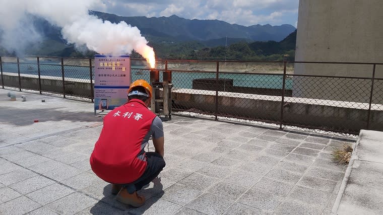 水利署表示，由於氣象局預報今日午後有對流發展機會，因此在寶二、永和山、曾文水庫進行人工增雨。   圖：水利署／提供