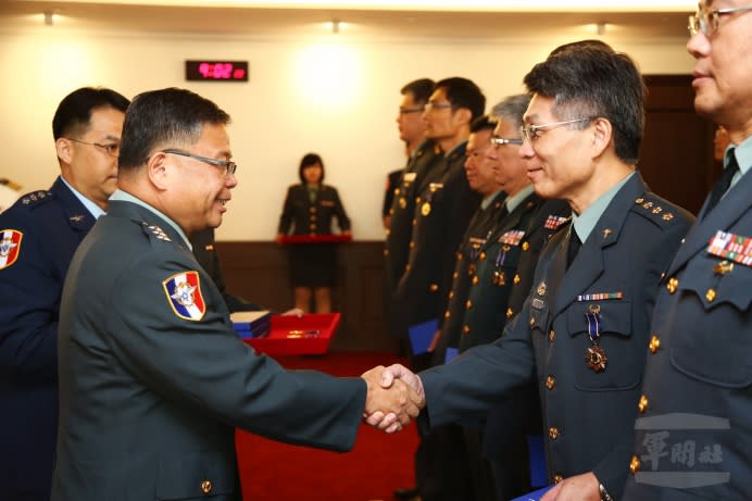 國防部副部長張冠群上將25日頒授屆退上校獎章。（軍聞社記者李一豪攝）