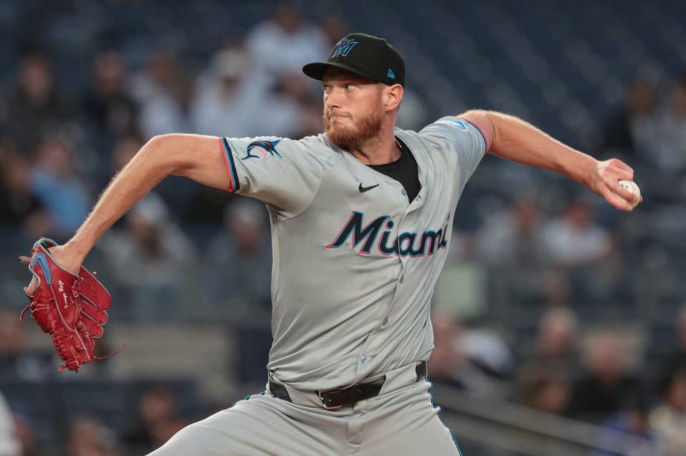 El abridor de los Marlins de Miami A.J. Puk lanza en el primer inning del partido ante los Yankees, celebrado el 9 de abril de 2024 en Nueva York.