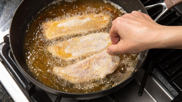 Pan frying, shallow frying, deep frying: what's the difference?