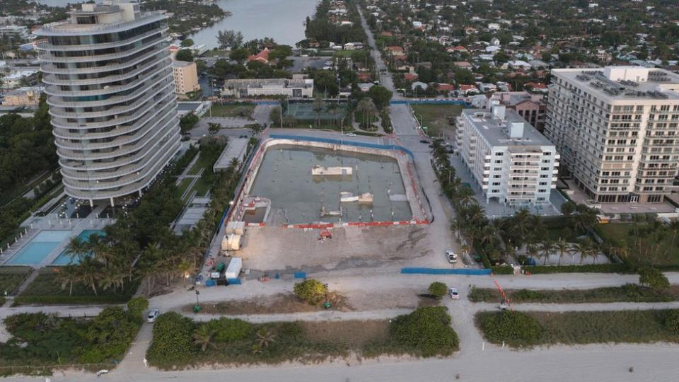 Terreno donde estaba el edificio Champlain Towers South en la avenida Collins 8777 de Surfside.