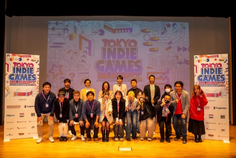 第2屆「GYAAR Studio 獨立遊戲大賽」日前舉行頒獎，台灣團隊數位卡夫特《女武神小隊：突破重圍》獲佳作，右二為製作人魏傳耕。（Tokyo Indie Games Summit提供）
