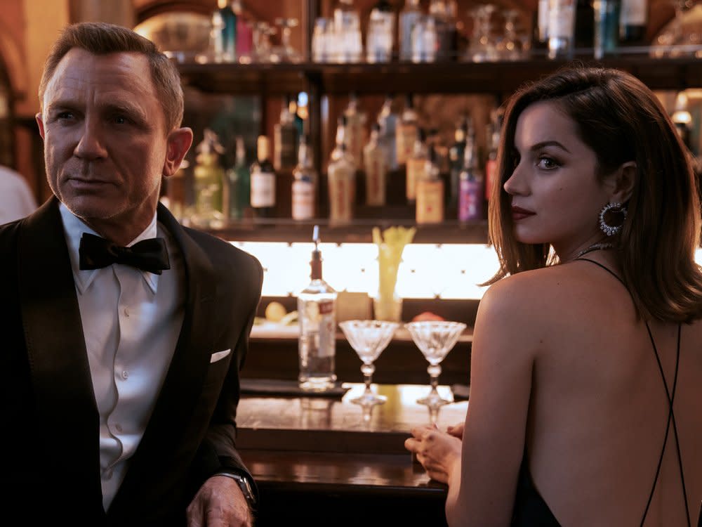 Daniel Craig zum letzten Mal als James Bond, an seiner Seite Ana de Armas als CIA-Kontakt Paloma. (Bild: © 2021 DANJAQ, LLC AND MGM.  ALL RIGHTS RESERVED.)