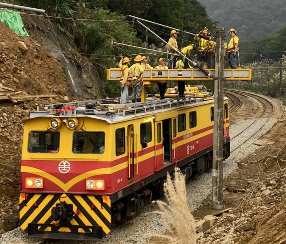  台鐵瑞芳－猴硐路段4日邊坡大面積坍塌，搶修工程13 日持續進行，台鐵將於晚間9時開始回送試車，並做好 萬全準備，達成東正線首班車明天清晨5時許通行目標 。（台鐵提供）