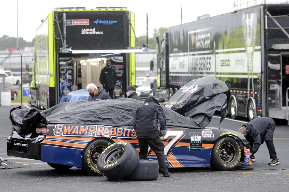 Los mecánicos de Ross Chastain trabajan en su bólido antes de la carrera de la NASCAR en Darlington, Carolina del Sur, el miércoles 20 de mayo de 2020 (AP Foto/Brynn Anderson)