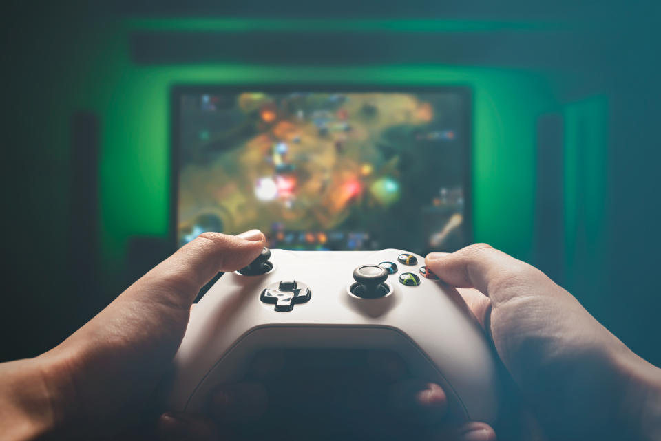 Gerade für passionierte Gamer*innen könnte der OLED-Fernseher mit seiner geringen Reaktionszeit von Vorteil sein. (Symbolbild: Getty Images)