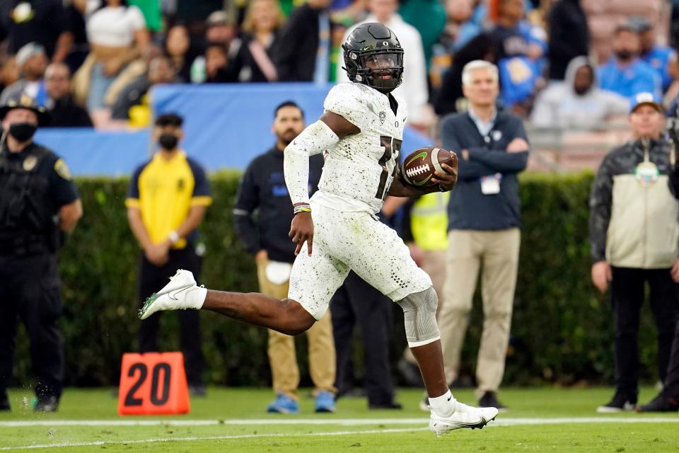 Oregon quarterback Anthony Brown runs for a touchdown during the second half of an NCAA college football game against UCLA, Saturday, Oct. 23, 2021, in Pasadena, Calif. (AP Photo/Marcio Jose Sanchez)