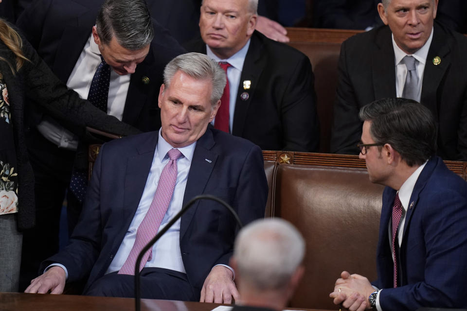 El diputado republicano por California Kevin McCarthy reacciona tras perder la 14ta votación para salir elegido presidente de la Cámara de Representantes, en el cuarto día de votaciones, en Washington, el 6 de enero de 2023. (AP Foto/Alex Brandon)