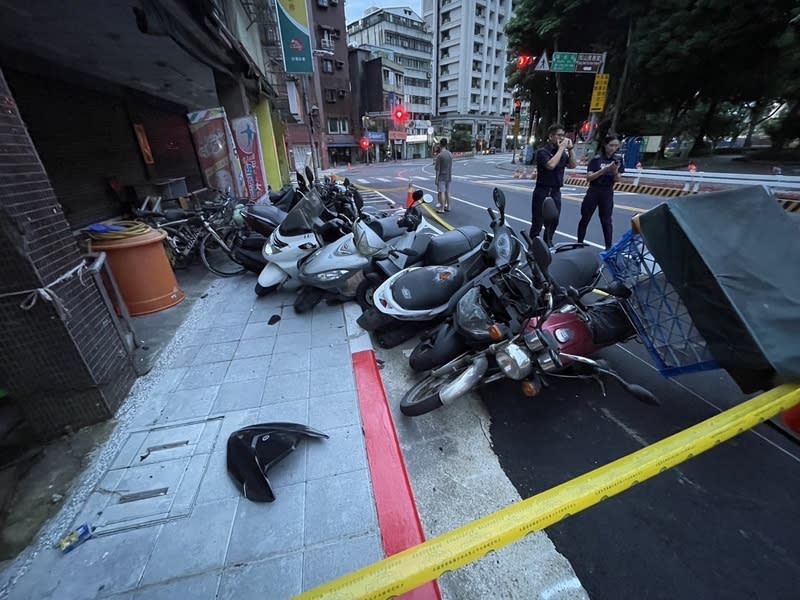 男無照駕車疑恍神  撞路旁16輛機車肇逃 台北市警察局信義分局15日表示，中坡南路附近14日 凌晨發生一起自小客衝撞路旁停車格內機車事故，汽 車駕駛涉肇事逃逸，循線逮捕46歲無駕照楊姓男子到 案。 （翻攝畫面） 中央社記者劉建邦傳真  113年6月15日 