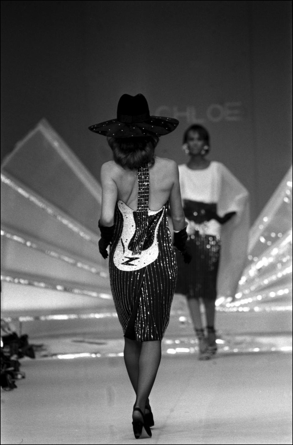 A model wears Lagerfeld's iconic Chlo&eacute; guitar dress on the runway in 1981.