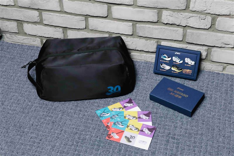 亞瑟士推出GEL-KAYANO 30週年上市消費者活動與獨家贈品-紀念酷卡、30週年鞋袋、紀念徽章禮盒。（圖／品牌提供）