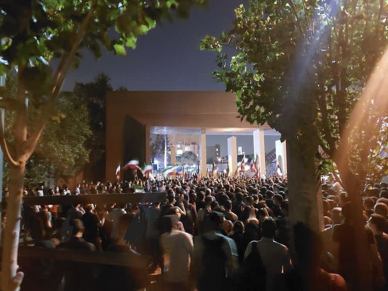 En esta foto se ve a estudiantes de la Universidad Sharif de Tecnología en una protesta contra el gobierno de Irán el 7 de octubre de 2022.