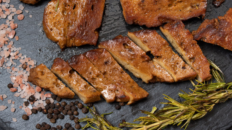 Grilled seitan slices