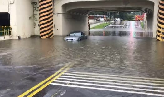 台南小東路地下道淹水。（圖／東森新聞）