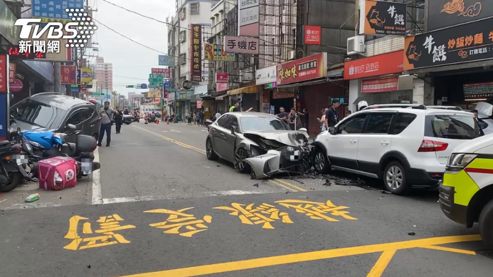 銀灰色轎車高速逆向行駛撞上白色轎車。（圖／TVBS）