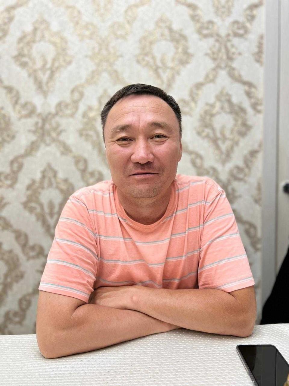 Nurbek Jumataev, de 45 años, ha estado esperando su tarjeta verde. Su madre, Rasia Wells, presentó una petición de inmigración en octubre de 2010.