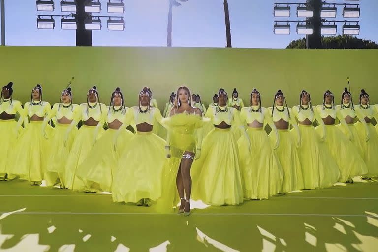 Beyoncé cantó a la distancia, acompañada por un gran cuerpo de baile