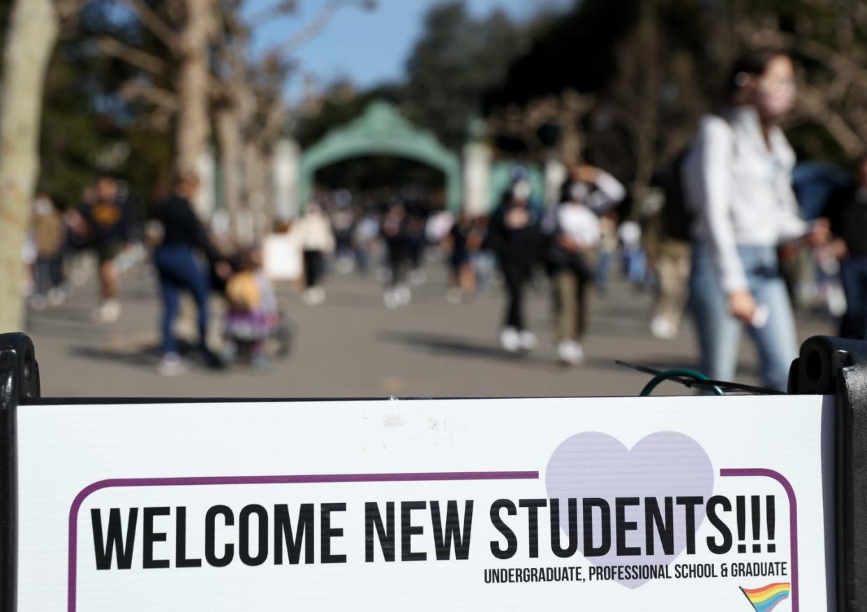 When students are prepared for the newness of college life, their well-being is better off. <a href="https://www.gettyimages.com/detail/news-photo/sign-welcoming-new-students-is-posted-at-sproul-plaza-on-news-photo/1385202168?adppopup=true" rel="nofollow noopener" target="_blank" data-ylk="slk:Justin Sullivan/Getty Images News vis Getty Images;elm:context_link;itc:0;sec:content-canvas" class="link ">Justin Sullivan/Getty Images News vis Getty Images</a>