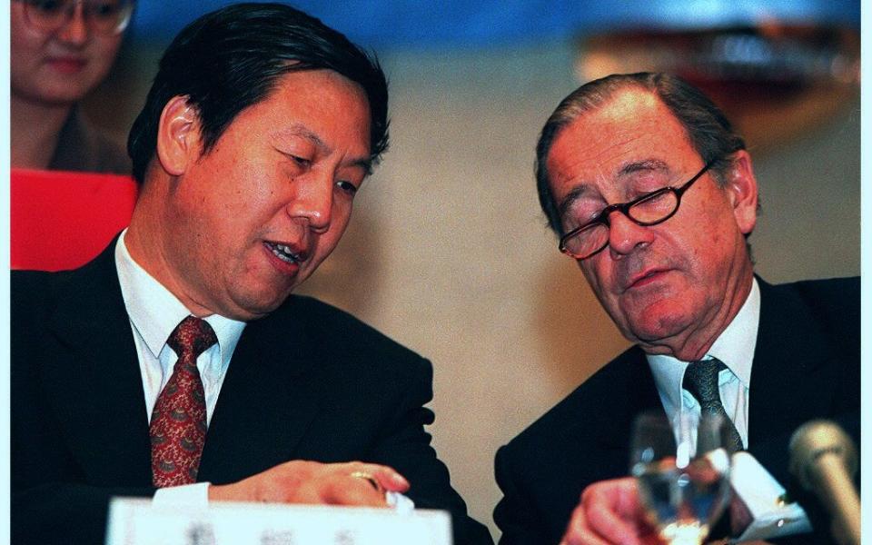 Mallinckrodt with Dai Xianglong, governor of the People's Bank of China, in 1996 - Robyn BECK/AFP