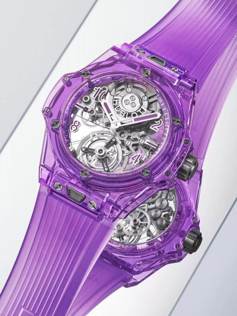 HUBLOT Big Bang Tourbillon Automatic「自動上鏈陀飛輪」腕錶，其12點鐘位置的微型自動盤，與6點鐘位置的陀飛輪結構，視覺上完全對稱，比例和諧，在紫色藍寶石水晶錶殼的透光照射下更是漂亮。